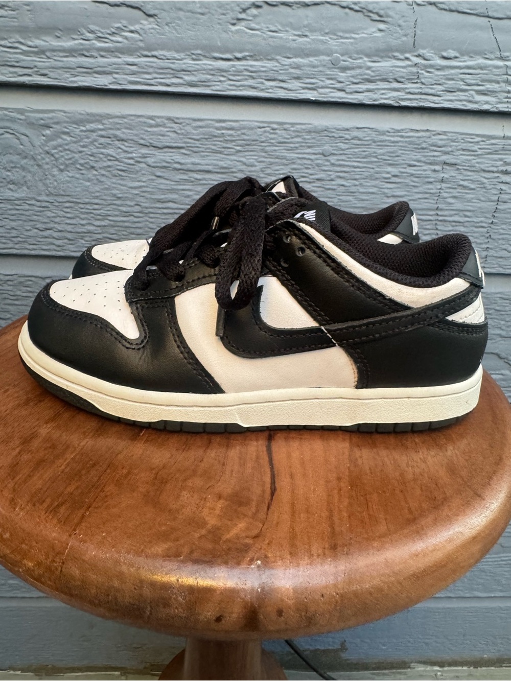Nike Kids  Dunk Low "Panda" sneakers.